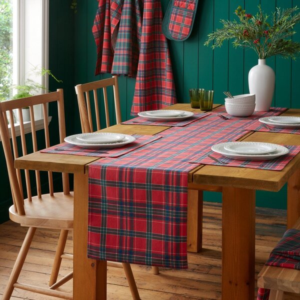 Bawełniany bieżnik ze świątecznym motywem 220x32 cm Christmas Tartan Check – Catherine Lansfield