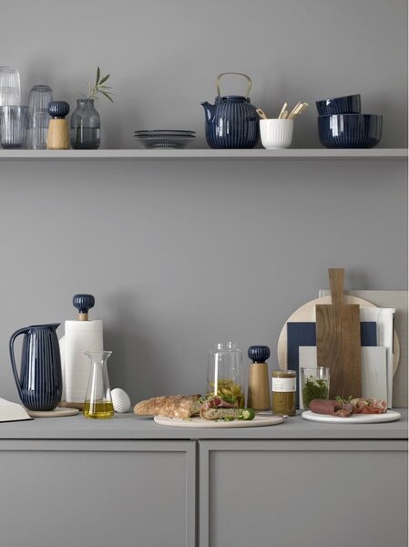Dębowy stojak na ręczniki papierowe z ciemnoniebieskim porcelanowym detalem Kähler Design Hammershoi