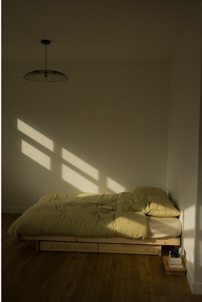 Naturalne łóżko z litego drewna sosnowego ze schowkiem i stelażem 90x200 cm Kanso – Karup Design