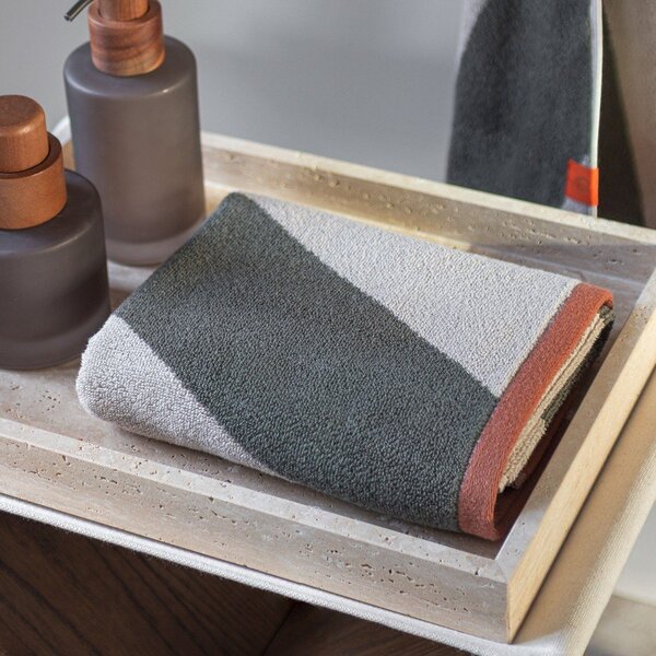 Ręcznik z bawełny organicznej frotte w kolorze khaki 50x90 cm Diagonal – Mette Ditmer Denmark
