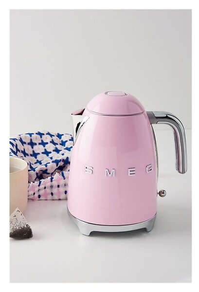 Różowy czajnik SMEG