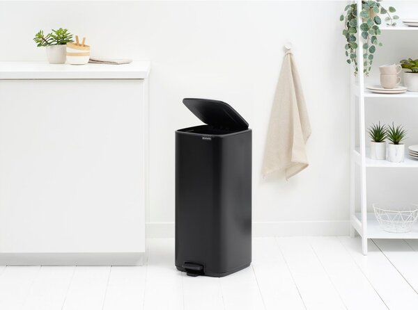 Stalowy kosz na śmieci z pedałem w kolorze matowej czerni 30 l Bo – Brabantia
