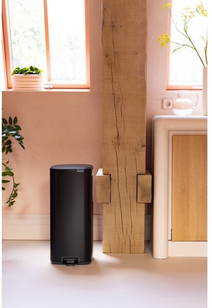 Stalowy kosz na śmieci z pedałem w kolorze matowej czerni 30 l Bo – Brabantia