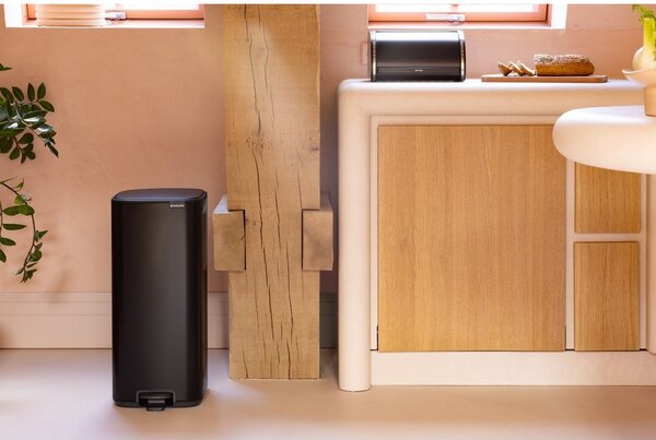 Stalowy kosz na śmieci z pedałem w kolorze matowej czerni 30 l Bo – Brabantia
