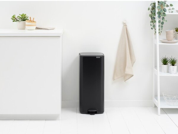Stalowy kosz na śmieci z pedałem w kolorze matowej czerni 30 l Bo – Brabantia