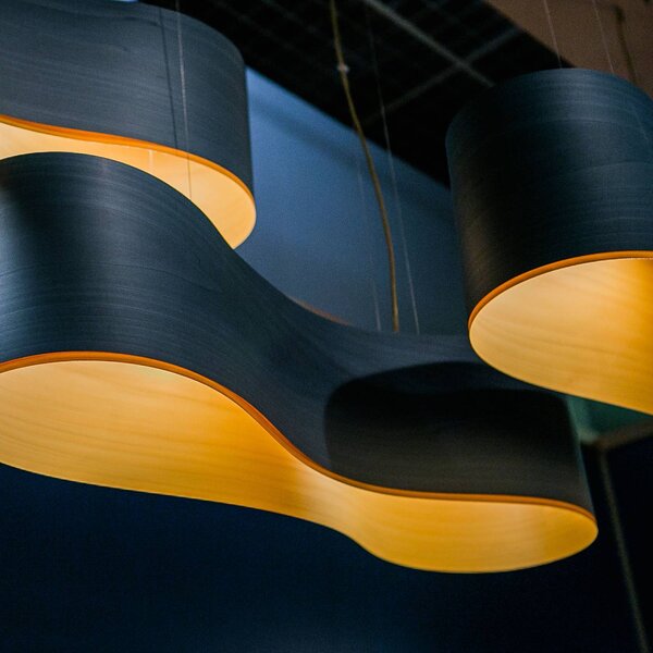 LZF LAMPS Lampa wisząca designerska New Wave, możliwość ściemniania, niebieski, salon / jadalnia, drewno, design