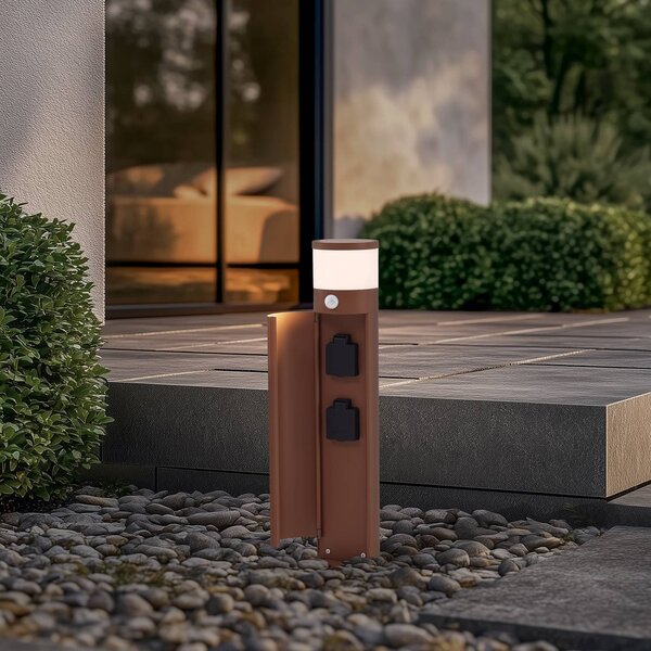 Lucande Lampa cokołowa Corban, rdza, czujnik, gniazdka, IP44 Corban Lucande, możliwość ściemniania, brązowy / rdzawy, aluminium, nowoczesny