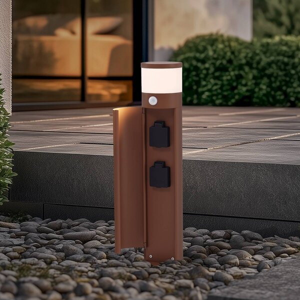 Lucande Lampa cokołowa Corban, rdza, czujnik, gniazdka, IP44 Corban Lucande, możliwość ściemniania, brązowy / rdzawy, aluminium, nowoczesny