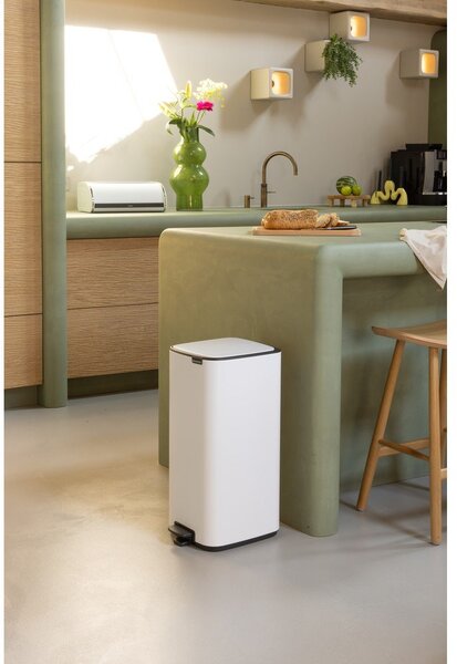 Biały stalowy kosz na śmieci z pedałem 30 l Bo – Brabantia
