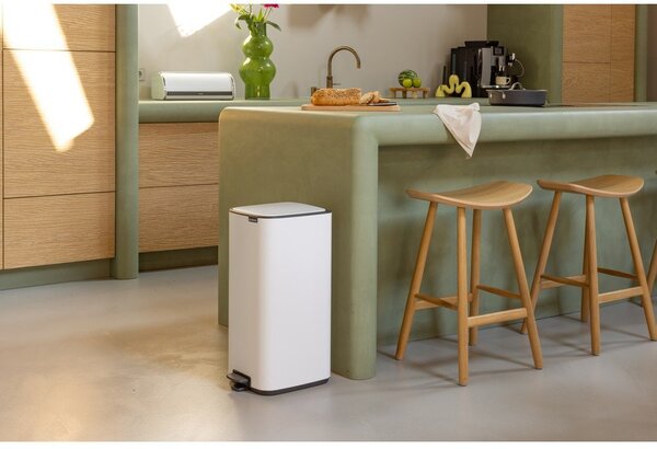 Biały stalowy kosz na śmieci z pedałem 30 l Bo – Brabantia