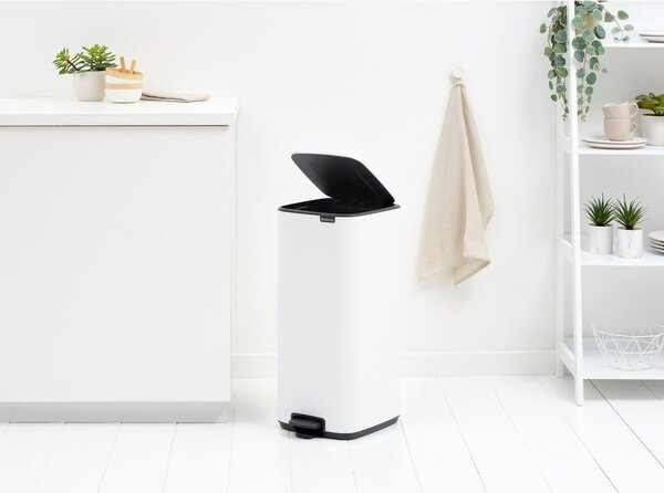 Biały stalowy kosz na śmieci z pedałem 30 l Bo – Brabantia