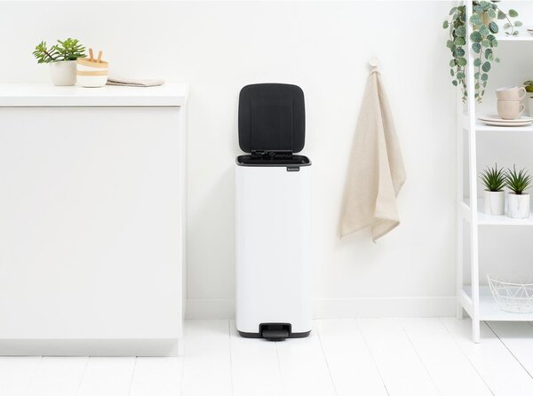 Biały stalowy kosz na śmieci z pedałem 30 l Bo – Brabantia