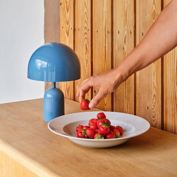 Tom Dixon Lampa stołowa na akumulator BELL PORTABLE, jasnoniebieska 28 cm IP44 możliwość ściemniania, niebieski, salon / jadalnia, tworzywo sztuczne, design