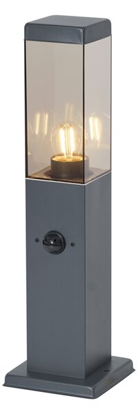 Lampa zewnętrzna ciemnoszara z przydymionym szkłem 45 cm IP44 z gniazdem i czujnikiem ruchu - Malios