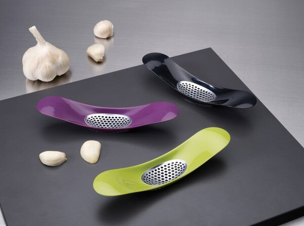 Zielony wyciskacz do czosnku Joseph Joseph Garlic Rocker