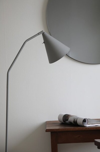 Szara lampa stojąca LED ze ściemniaczem i metalowym kloszem (wysokość 144 cm) Funil – Markslöjd