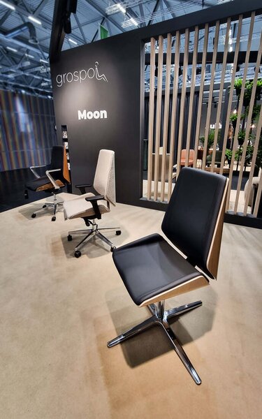 Stylowy fotel Moon Wood AL1 - ergonomiczny fotel biurowy z ergonomicznymi funkcjami,obrotowy, elegancki, drewniany