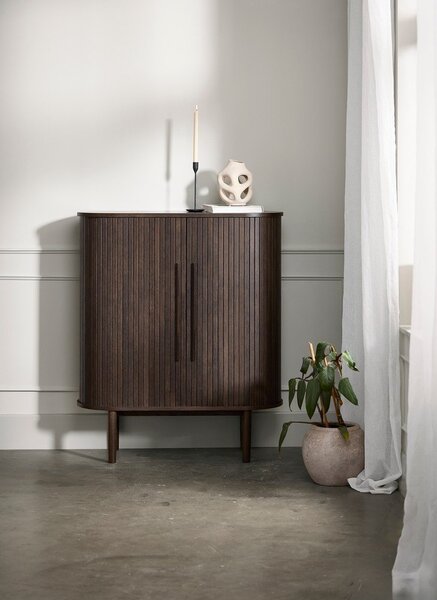 Szafka w dekorze dębu z drzwiami przesuwnymi w ciemnym naturalnym kolorze 100x118x40 cm Meta – Unique Furniture