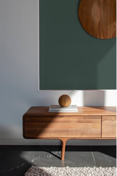 Brązowa szafka pod TV z litego drewna orzechowego 220x45x45 cm Fawn – Gazzda