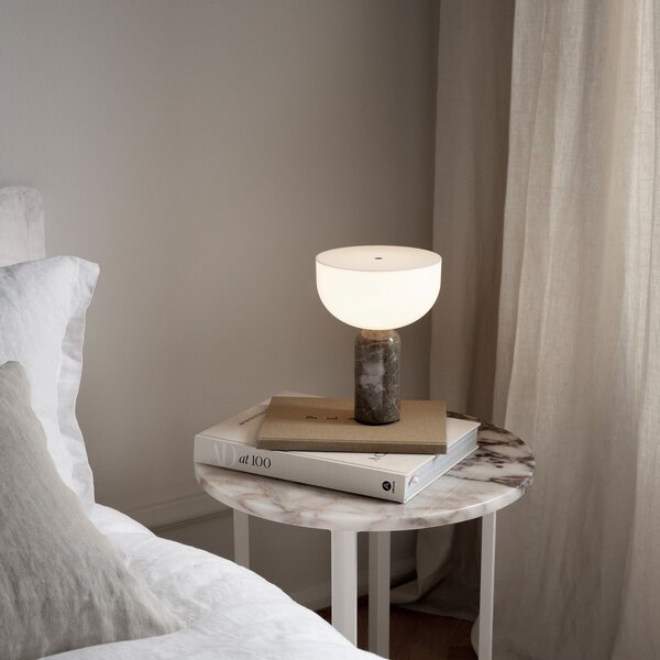 Lampa Stołowa New Works, Kizu Portable, ściemnialny, szary, salon, marmur, design