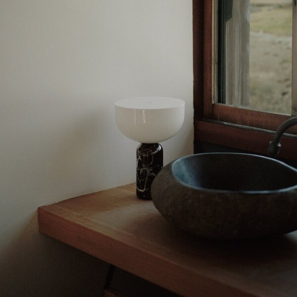 Lampa Stołowa New Works, Kizu Portable, ściemnialny, czerwony, salon, marmur, design