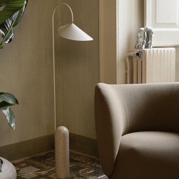 Lampa Podłogowa ferm LIVING, Arum, beżowy, salon, marmur, design