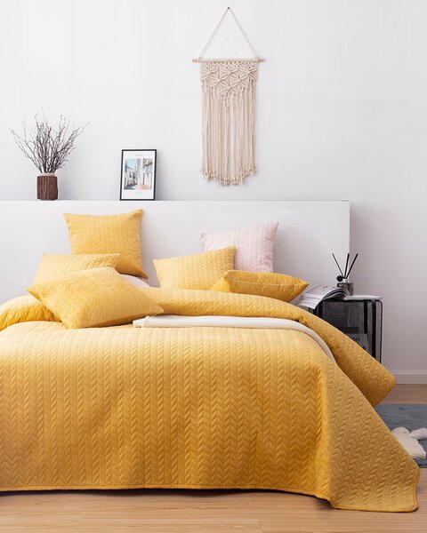 Narzuta na łóżko Silky Chic 220x240cm yellow