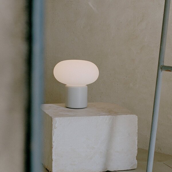 Zewnętrzna Lampa New Works, Karl-Johan, ściemnialny, szary, taras, tworzywo sztuczne, design