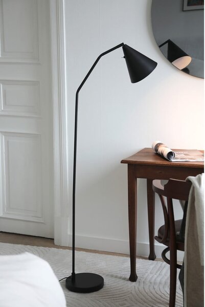 Czarna lampa stojąca LED ze ściemniaczem i metalowym kloszem (wysokość 144 cm) Funil – Markslöjd