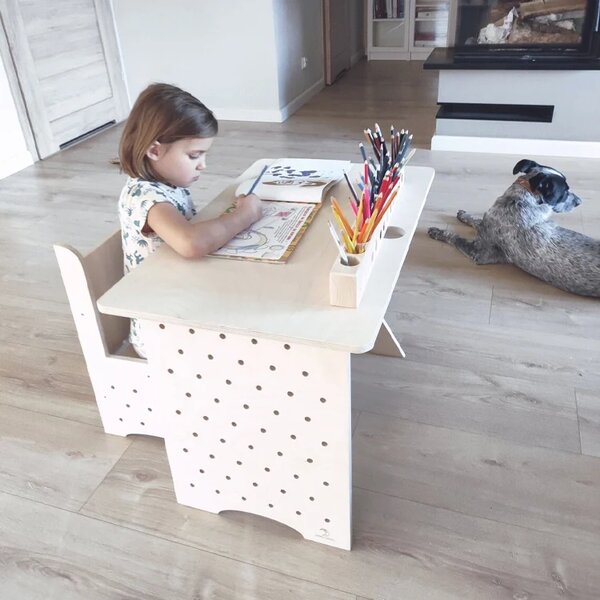 Drewniany zestaw dla dziecka biurko i krzesełko Montessori