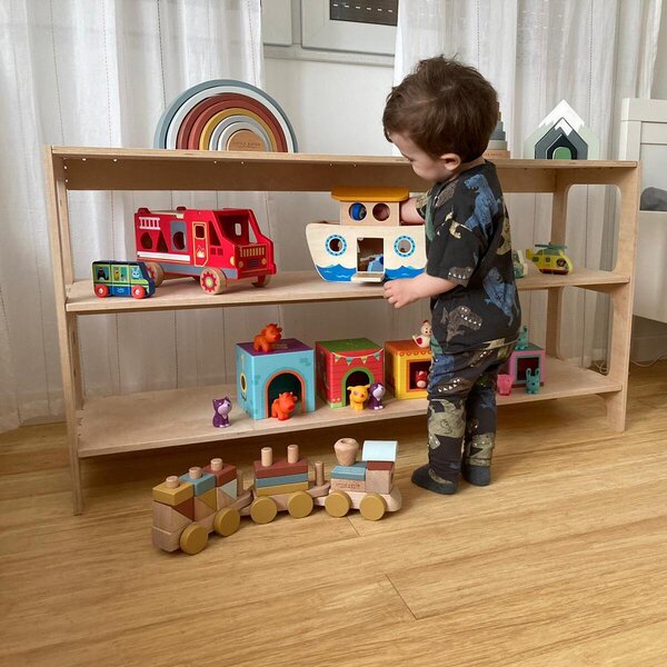 Regał dla dzieci na zabawki i pomoce Montessori
