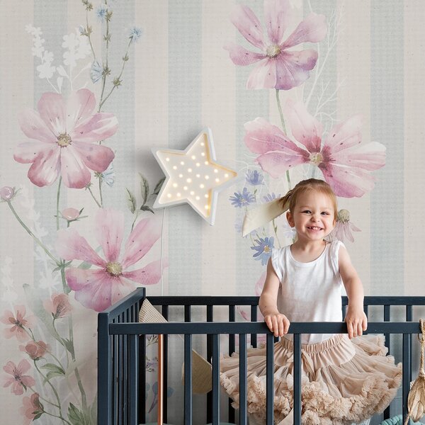 FIORELLI - lila - marzycielska tapeta w liliowe kwiaty, która doda artystycznego sznytu i elegancji w pokój dziewczynki