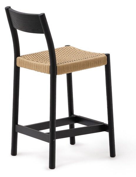 Czarny hoker z litego drewna dębowego (wysokość siedziska 65 cm) Yalia – Kave Home