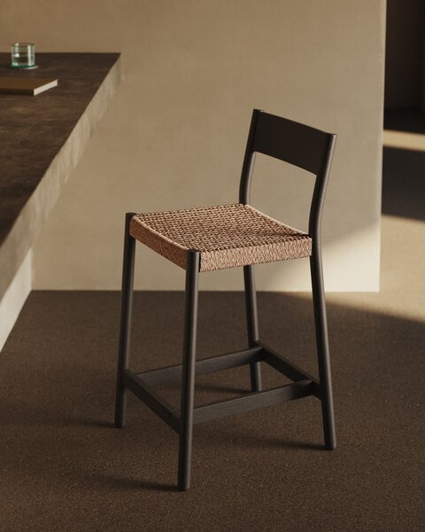 Czarny hoker z litego drewna dębowego (wysokość siedziska 65 cm) Yalia – Kave Home