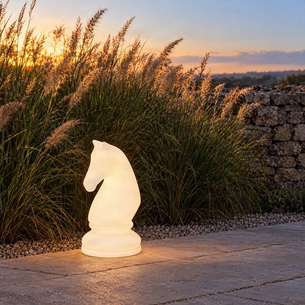 Lampa stojąca LED Lucande Gambi, figura szachowa – skoczek, CCT IP44 Gambi Lucande, możliwość ściemniania, biały / opal, tworzywo sztuczne, design