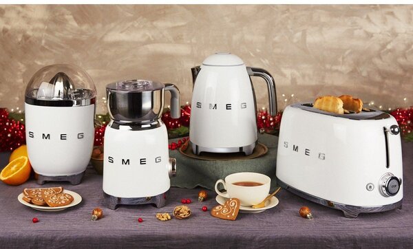 Biały czajnik elektryczny 1,7 l 50's Retro Style – SMEG