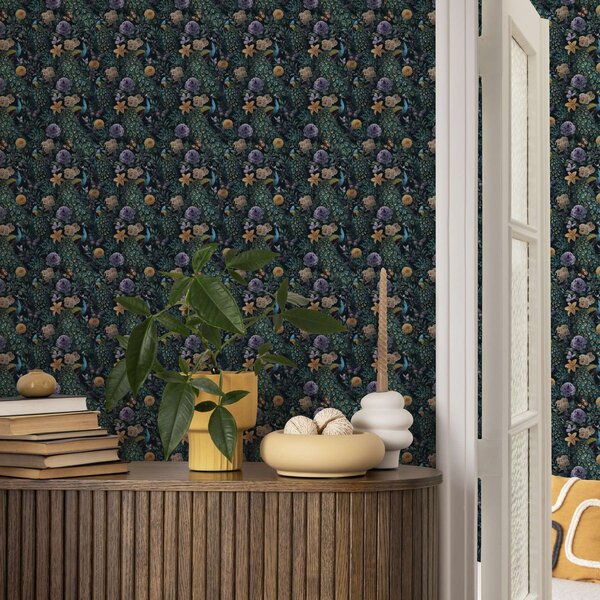 Tapety Pawie wśród ciemnych kwiatów i motyli, Tapety Zwierzęta, a00348 : Uwalls.pl