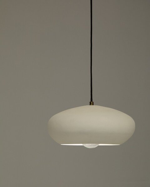 Biała lampa wisząca z metalowym kloszem ø 40 cm Inda – Kave Home