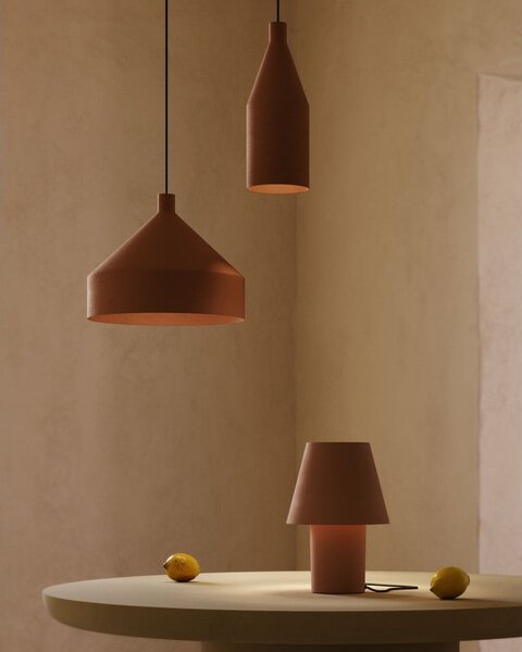 Lampa stołowa w kolorze terakoty z metalowym kloszem (wysokość 30 cm) Canapost – Kave Home