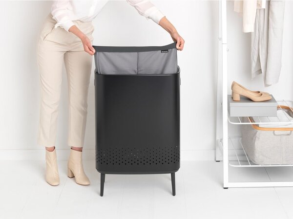 Metalowy kosz na pranie w kolorze matowej czerni 90 l Bo Hi – Brabantia