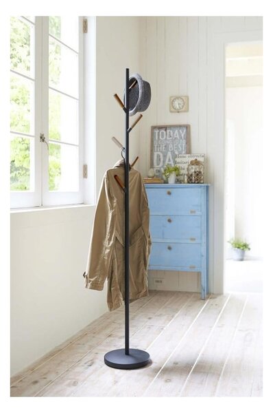 Czarny wieszak z detalami z drewna bukowego YAMAZAKI Plain Pole Hanger