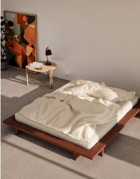 Łóżko dwuosobowe z litego drewna sosnowego bez zagłówka ze stelażem 180x200 cm w kolorze terakoty Japan – Karup Design