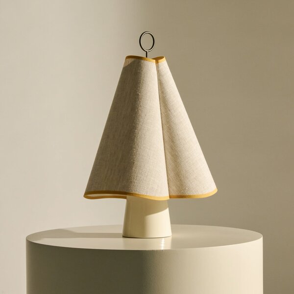 Lampa Stołowa GUBI, Hornbæk, ściemnialny, beżowy, salon, tkanina | tekstylia, design