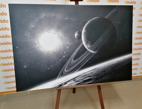 Obraz planeta w kosmosie w wersji czarno-białej