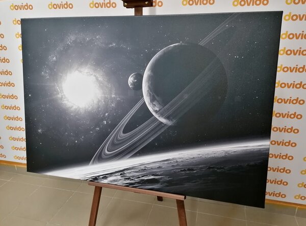 Obraz planeta w kosmosie w wersji czarno-białej