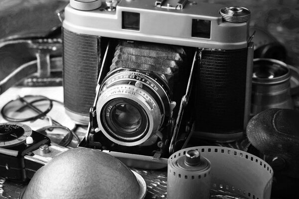 Obraz stary aparat fotograficzny w wersji czarno-białej