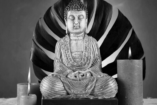 Obraz Budda z relaksującą martwą naturą w wersji czarno-białej