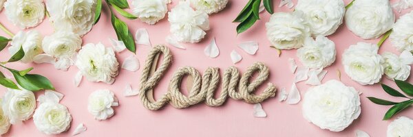 Obraz z napisem Love w romantycznym wzorze