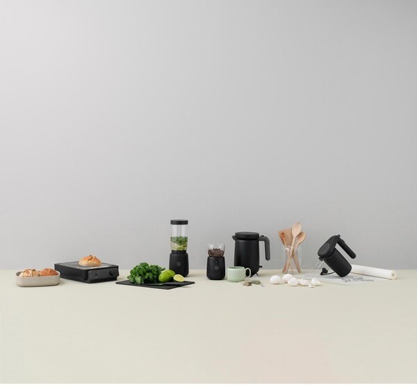 Czarny plastikowy czajnik elektryczny 1 l Foodie – RIG-TIG