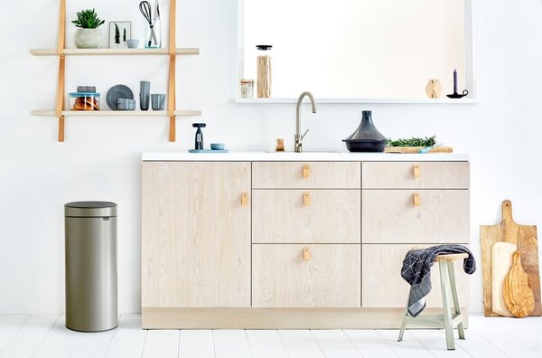 Szary stalowy kosz na śmieci otwierany na dotyk 30 l Touch Bin – Brabantia